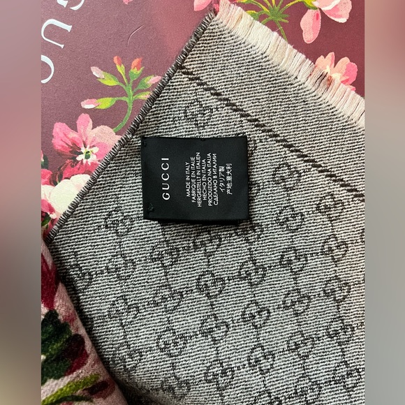 LGucci Reversible Scarf - Picture 4 of 5